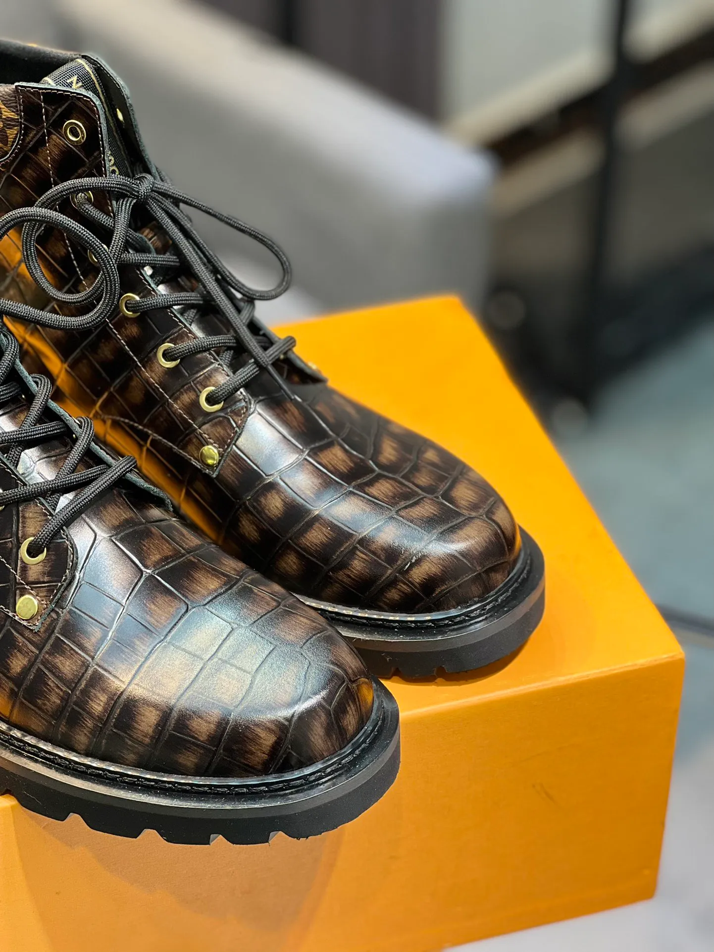 Men's shoes 💰900 L Home - the latest LV men's business casual boots, luxury and nobility are a must, all made of imported original first-layer cowhide, just to create a more comfortable wearing experience, ➕top imported water-dyed full cow lining, original high wear-resistant outsole! 👏👏 Size: Male 39-44; (38 45 46 customized)
